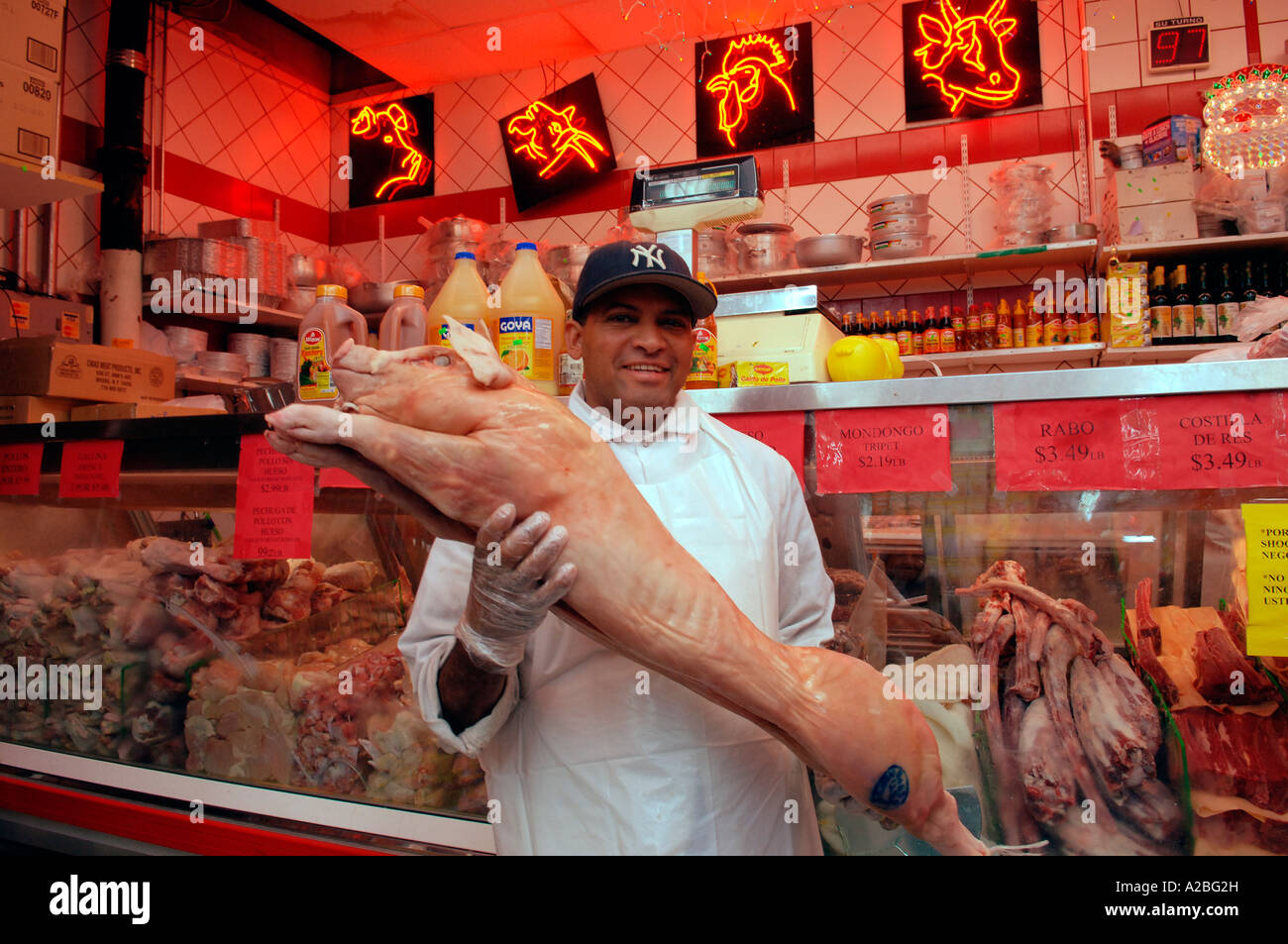 Den Kopf Metzger von Antillana Fleisch Lager einen Dominikanischen Supermarkt im Stadtteil Washington Heights Inwood von Manhattan Stockfoto