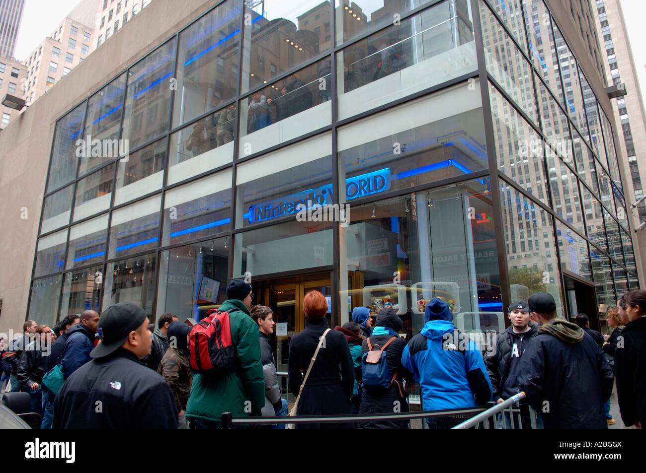 Videospiel-Enthusiasten Line-up im Nintendo Shop im Rockefeller Center, die neue Wii-Konsole zu kaufen Stockfoto