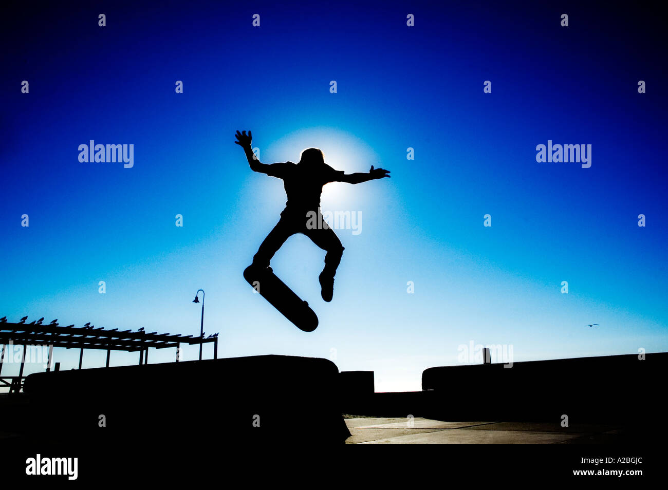 Skater fangen große Luft in der Nähe von Strand von San Diego Stockfoto