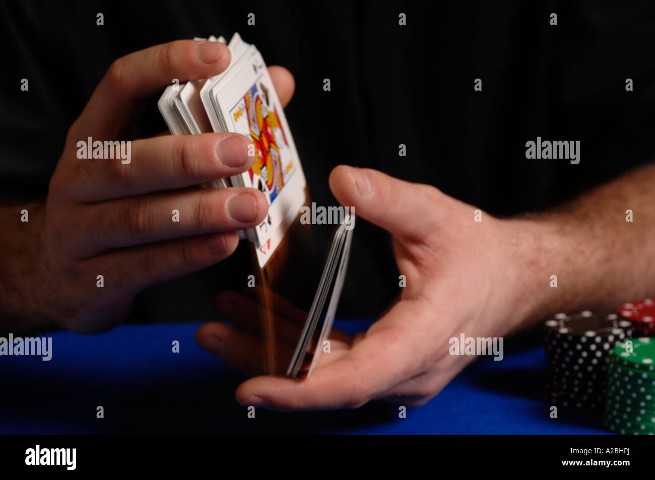 Nahaufnahme des Menschen mischen Karten Stockfoto