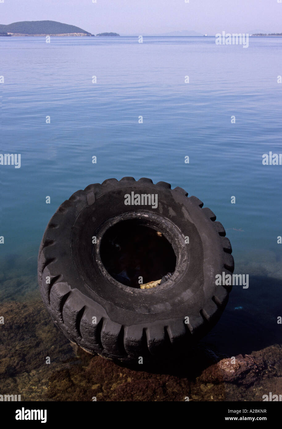 verlassene Reifen direkt am Meer Stockfoto