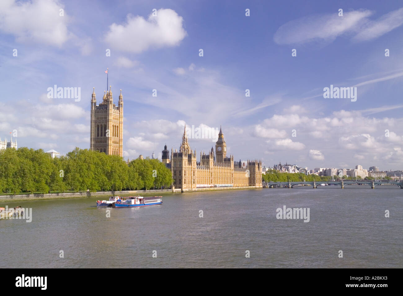 Häuser des Parlaments von Lambeth Brücke an einem sonnigen Tag Mit Wolken am Himmel Stockfoto