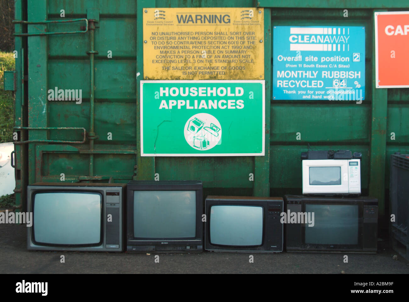 Verschrotteten Fernsehgeräte und eine Mikrowelle, die Sammlung von einer Essex County Council in Erwartung Abfall Deponie Stockfoto