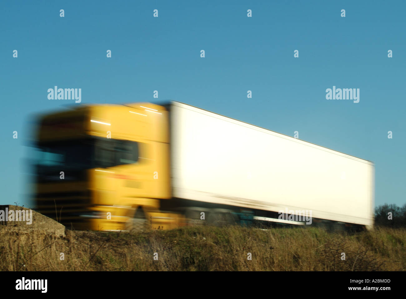 M25 Autobahn artikuliert LKW und Trailer Bewegungsunschärfe Gefühl von Geschwindigkeit vermitteln Stockfoto