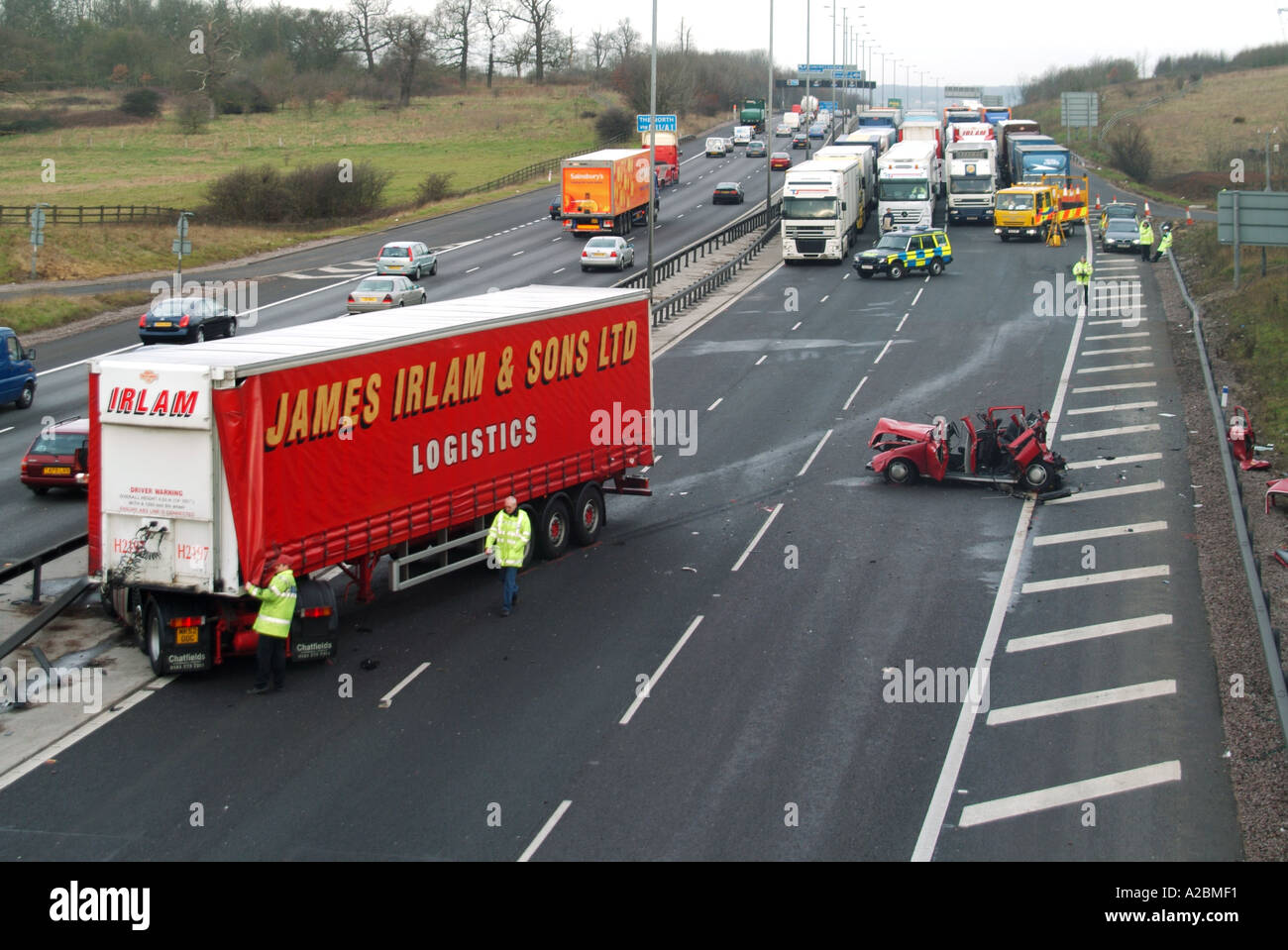 M25 Autobahn Jackkniffing LKW und Anhänger Polizei & Unfallfahnder mehrere Stunden nach einem schweren Unfall in Stahl-Crash-Barriere England Großbritannien Stockfoto