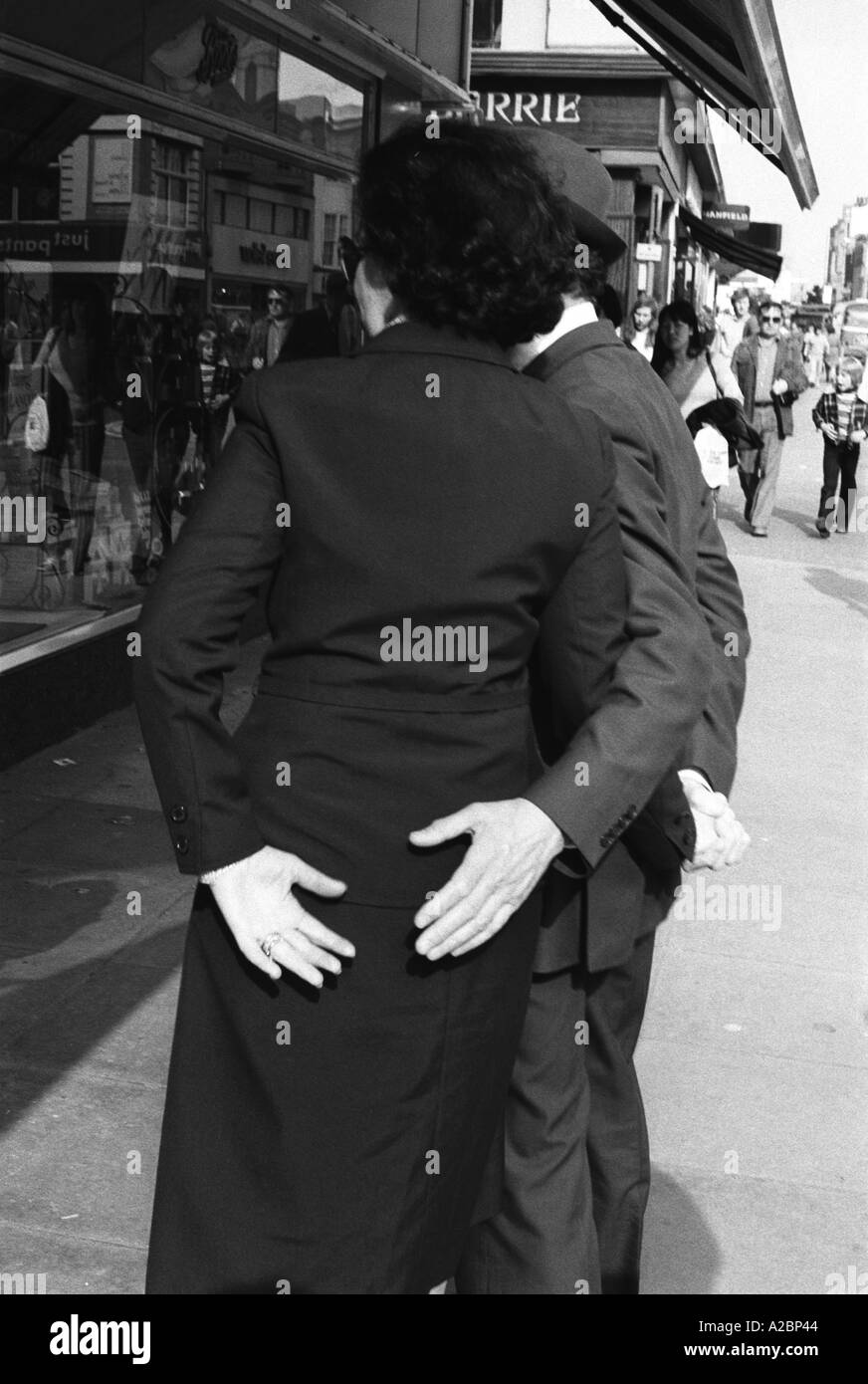 1940er Jahre Stil Paar Hände halten Fenster Shopping Brighton 1979 35 mm s/W Stockfoto