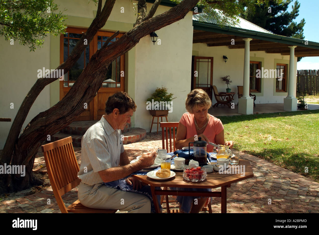 Urlaub Paar genießt alfresco ein gesundes Frühstück im Freien in der Sonne western Cape Südafrika RSA Stockfoto