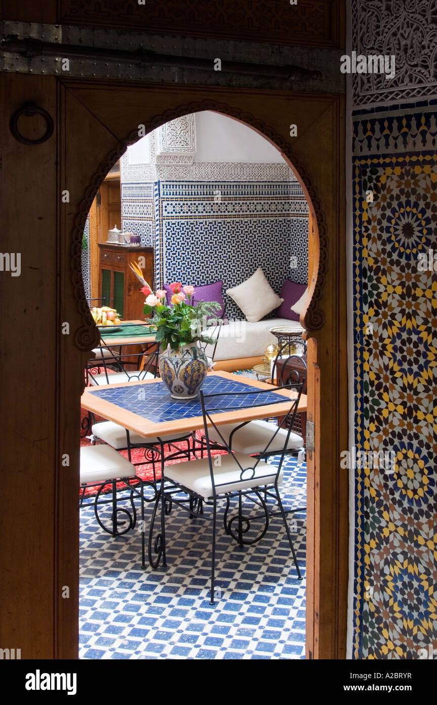Innenhof des Riad Cle De Fes traditionellen restaurierten Gästehaus Fes Marokko Stockfoto