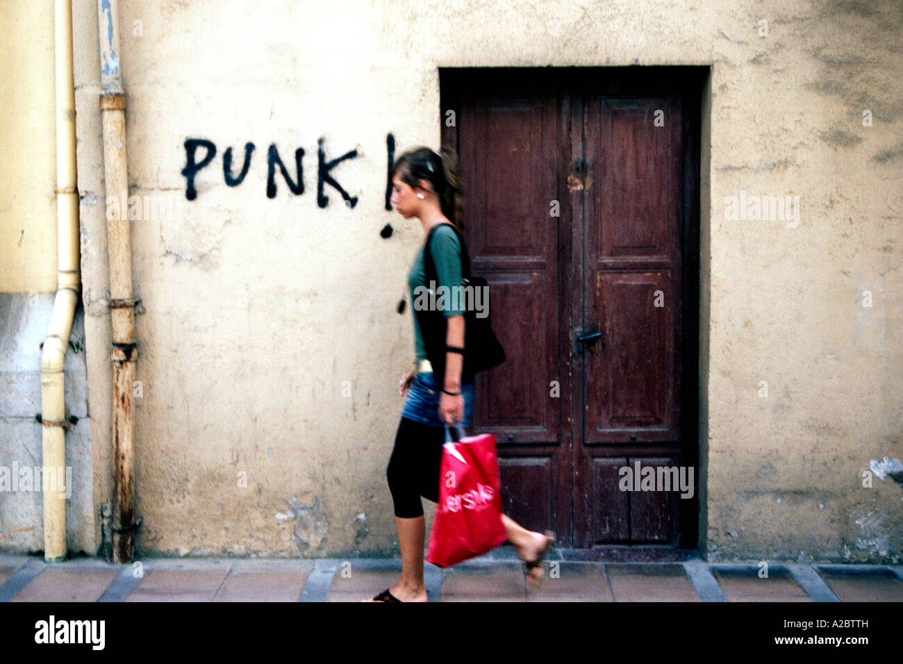 Junge Frau auf Straße, Spanien Stockfoto