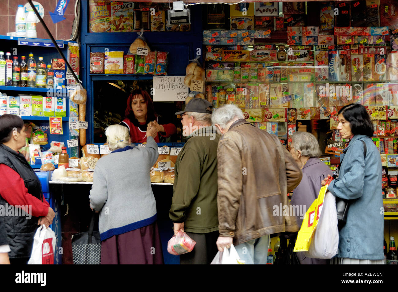 Menschen Schlangestehen vor am Straßenrand Lebensmittelgeschäft Brot Shop Sofia-Bulgarien-Ost-Europa Stockfoto