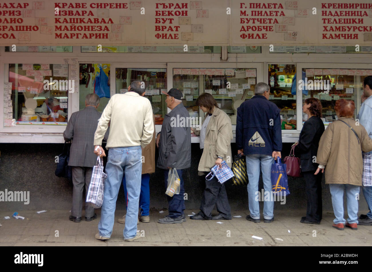 Menschen Schlange stehen um Fleisch Damen kaufen Markt Sofia-Bulgarien-Ost-Europa Stockfoto