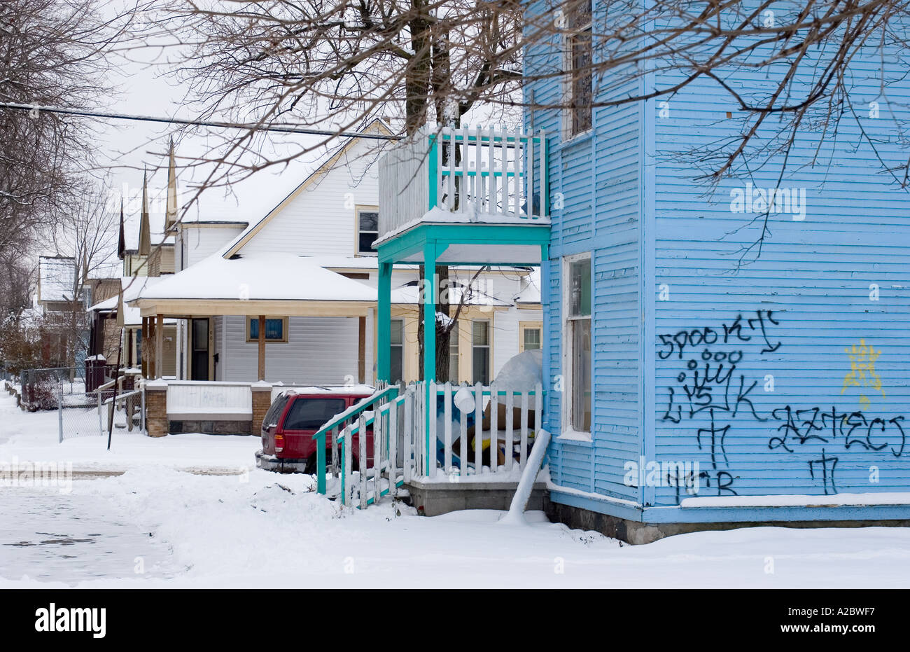 Graffiti-Bande auf ein Haus in einem einkommensschwachen Viertel von Grand Rapids Michigan Stockfoto
