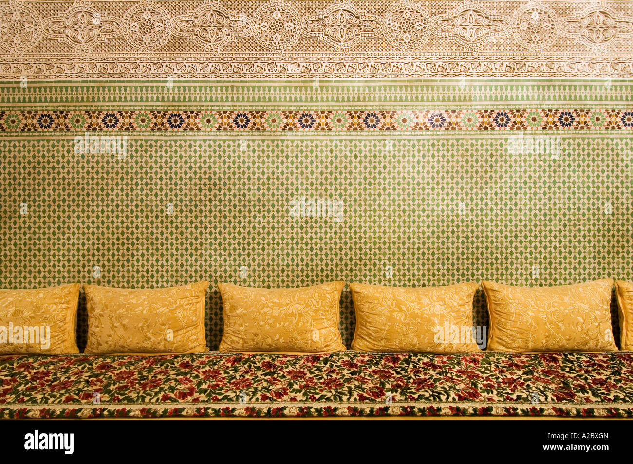 Lounge-Bereich auf Riad Sheherazade traditionellen restaurierten Palast Pension Fes Marokko Stockfoto