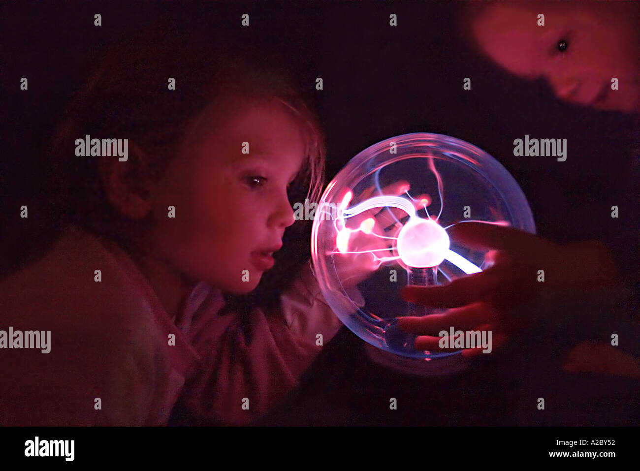 Kinder mit Plasma-Ball Stockfoto