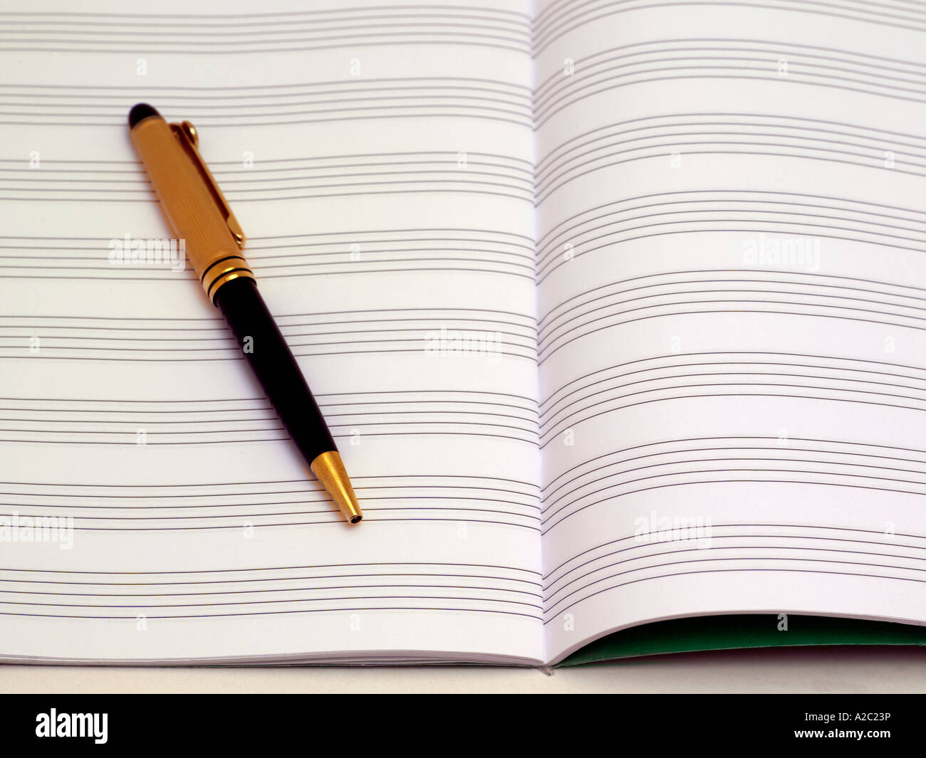 Musikhandschrift abgewendet, Papier und Stift Stockfoto