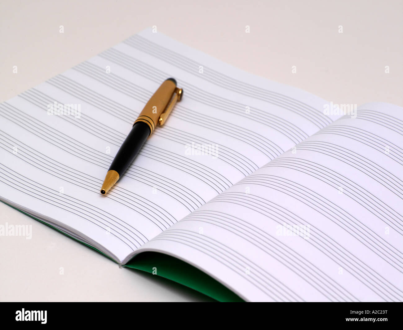 Musikhandschrift abgewendet, Papier und Stift Stockfoto