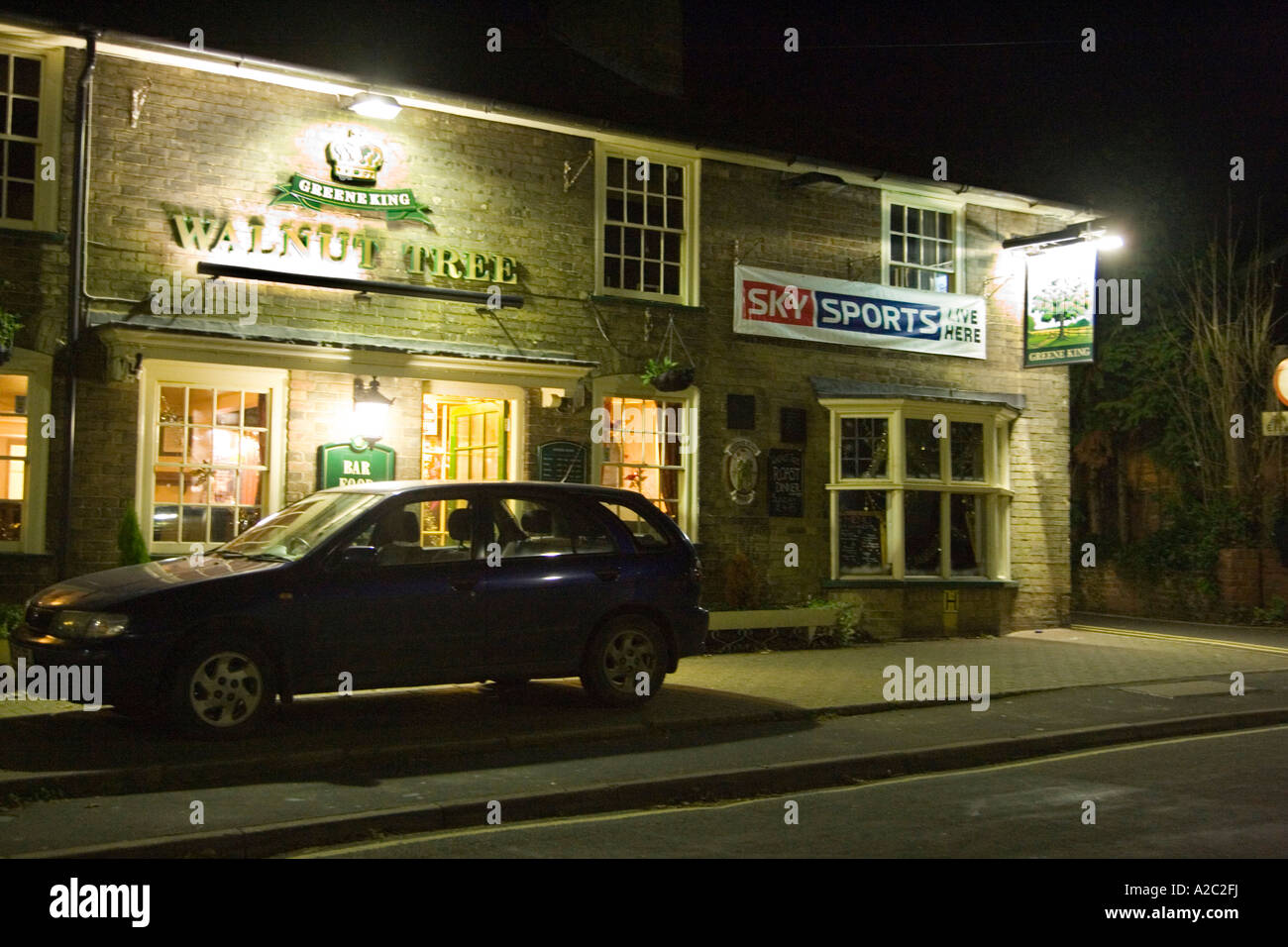 Sky Sports Sat-Fernsehen Werbeschild auf dem Walnussbaum Pub in Stowmarket, Suffolk UK Dezember 2006 Stockfoto