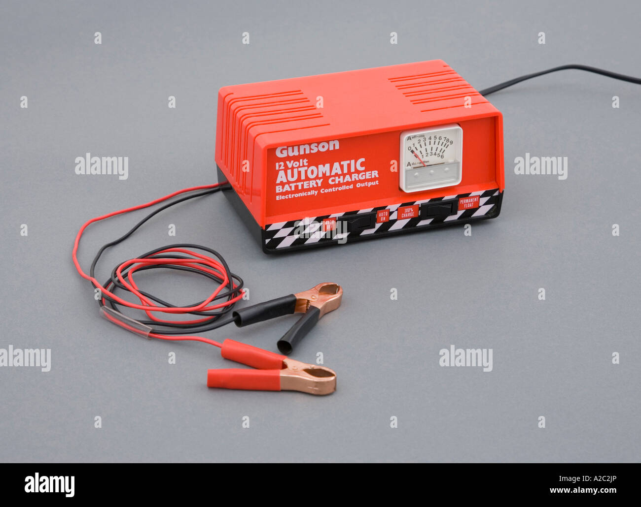 Rote Autoklammer, die an einer schwarzen 12-V-Autobatterie am positiven  Anschluss befestigt ist. Nahaufnahme auf Weiß Stockfotografie - Alamy