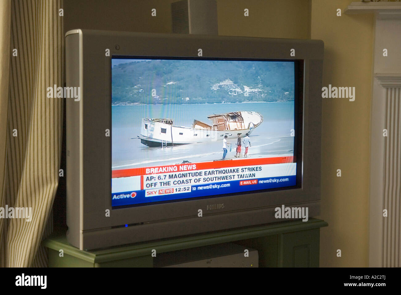 Sky News Sat-Kanal zeigt live-Nachrichten Geschichte von Erdbebenstärke 6,7 aus der Küste Südwest Taiwan verursacht eine tsuna Stockfoto