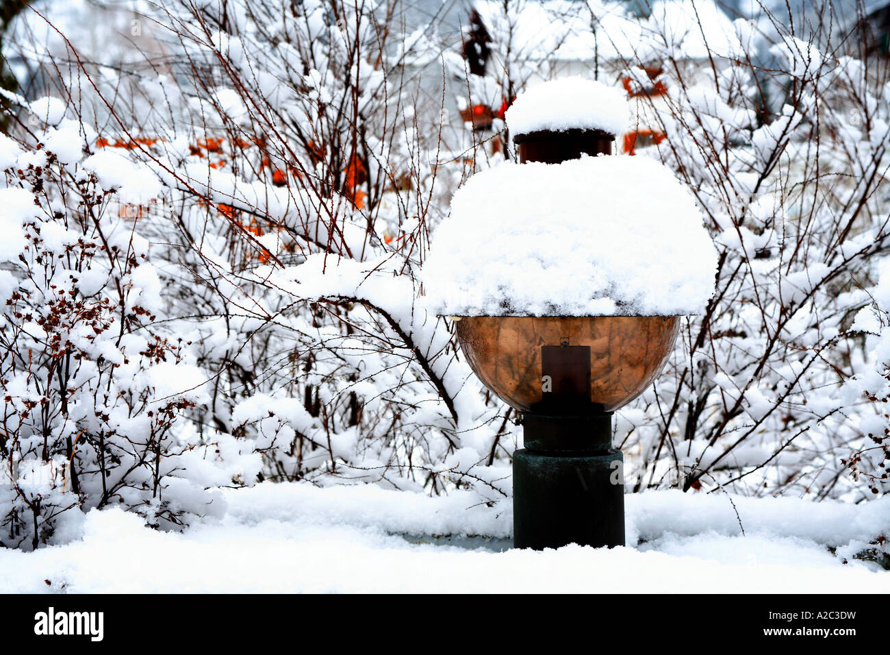 Lampe im Schnee Stockfoto