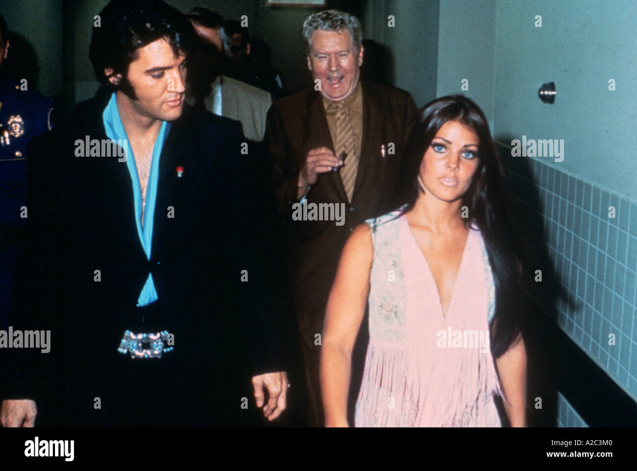 ELVIS PRESLEY mit Vater Vernon und Frau Priscilla Stockfoto