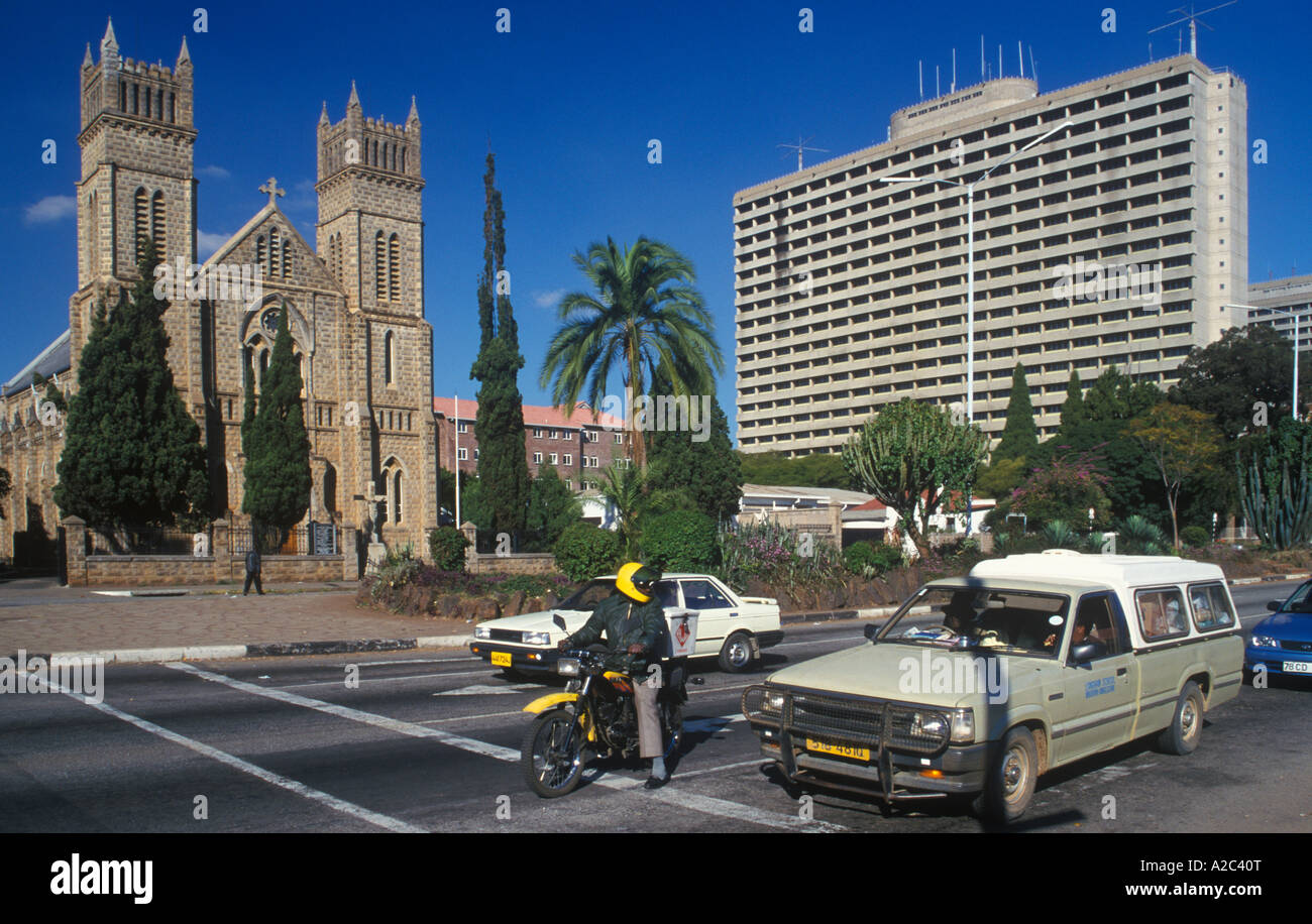 Kathedrale und Hochhaus in Harare, der Hauptstadt Stadt Simbabwe in Afrika Stockfoto