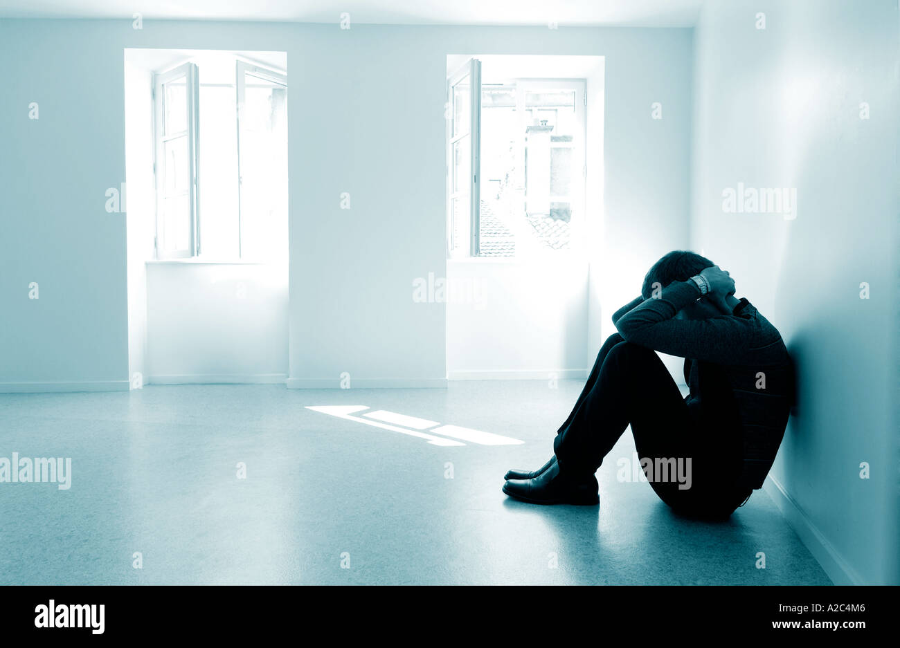 Allein der Mensch in einem leeren Raum - Männliche mit Depressionen/psychische Erkrankungen/Missbrauch/Trauer/mental health Concept Stockfoto