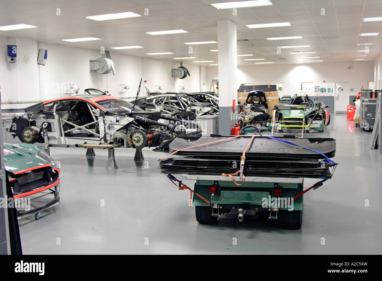 Aston Martin Racing Werkstatt im ProdriveWerk in Oxford Stockfotografie Alamy