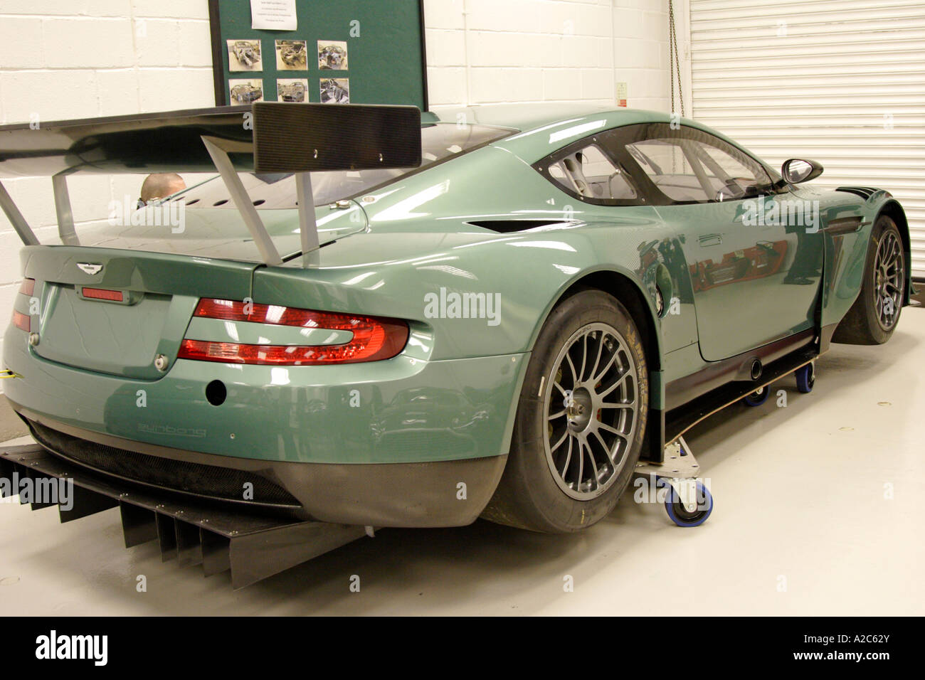 Aston Martin DBR9 GT1 im Aston Martin Racing Prodrive-Werk in Oxford Stockfoto