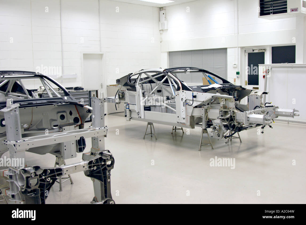 Aston Martin DBRS9 GT3 Rennwagen vorbereitet in der Aston Martin Racing  Werkstatt im Prodrive-Werk in Oxford Stockfotografie - Alamy