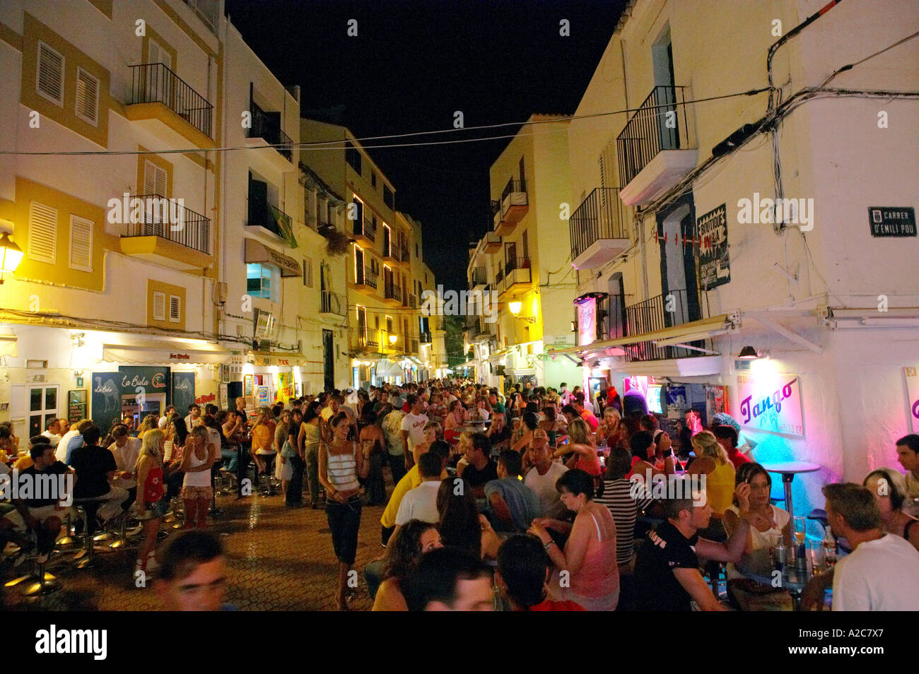 pic Nightlife Ibiza Town https www alamy de enge gassen mit cafs und bars in der nacht in der altstadt von ibiza ibiza spanien image5986790 html