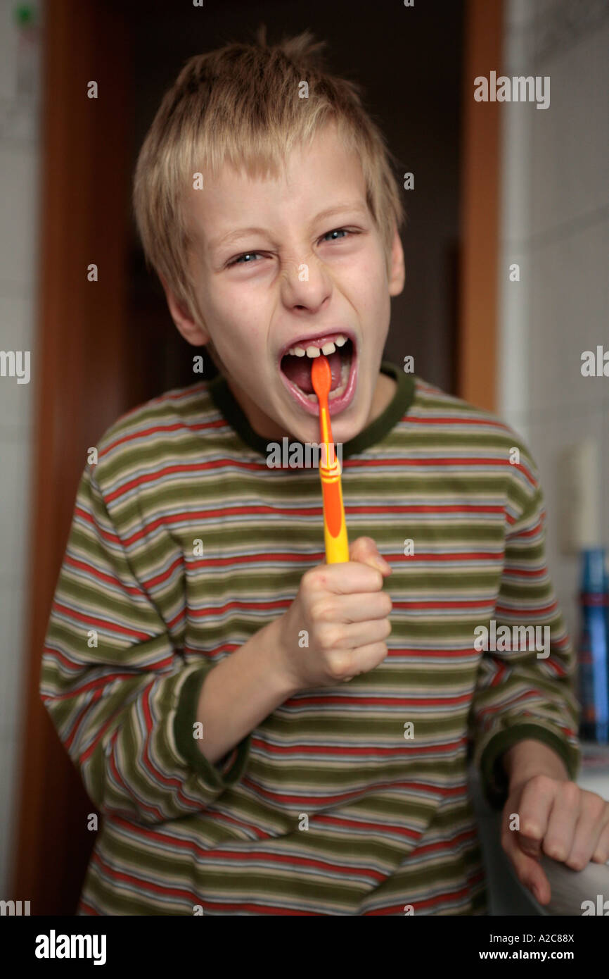 Porträt eines jungen Mannes, der seine Zähne putzen Stockfoto