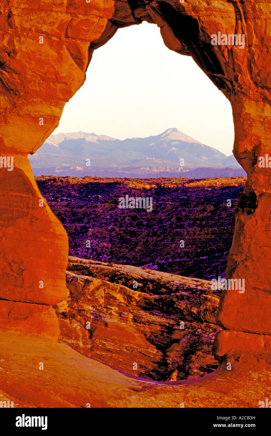 Blick durch Delicate Arch mit La Sal Mountains im Hintergrund, Arches-Nationalpark Stockfoto
