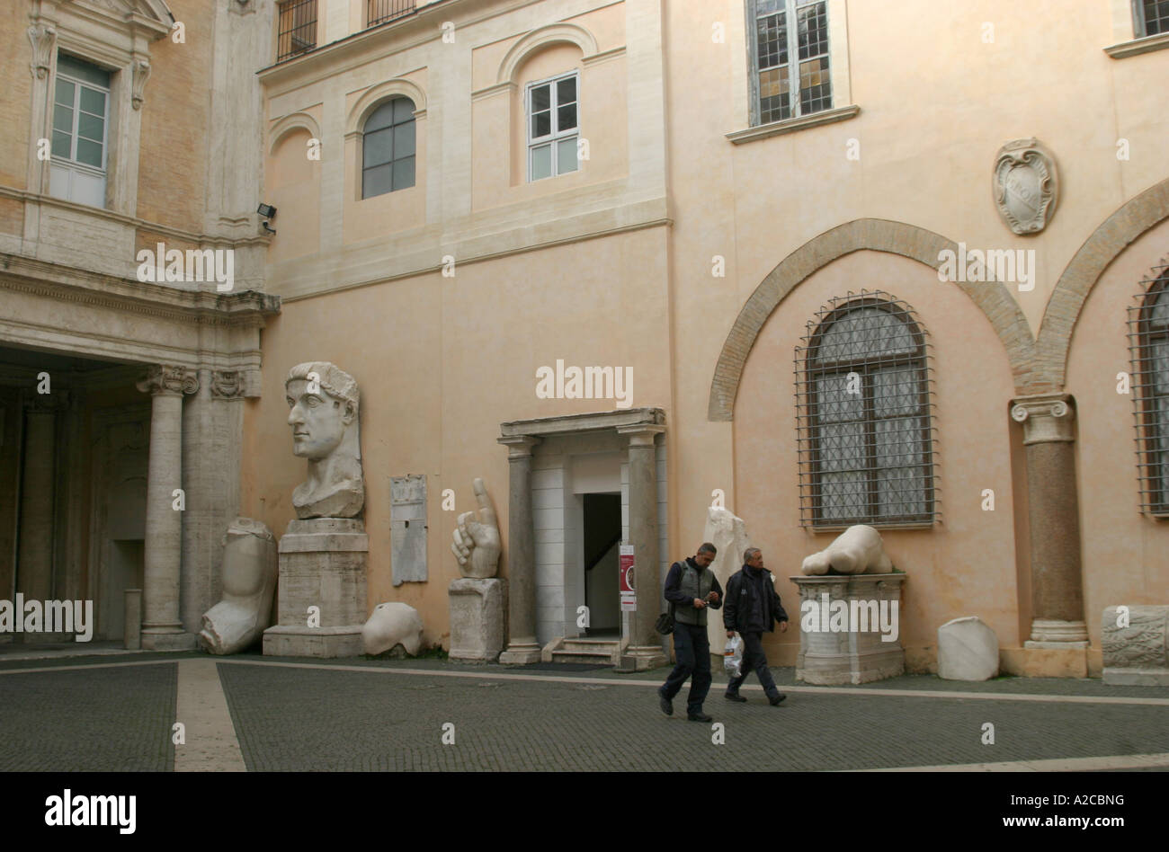 Im Innenhof des Palazzo dei Conservatori von der Campidoglio in Rom sind Stücke einer riesigen Statue von Kaiser Konstantin Stockfoto
