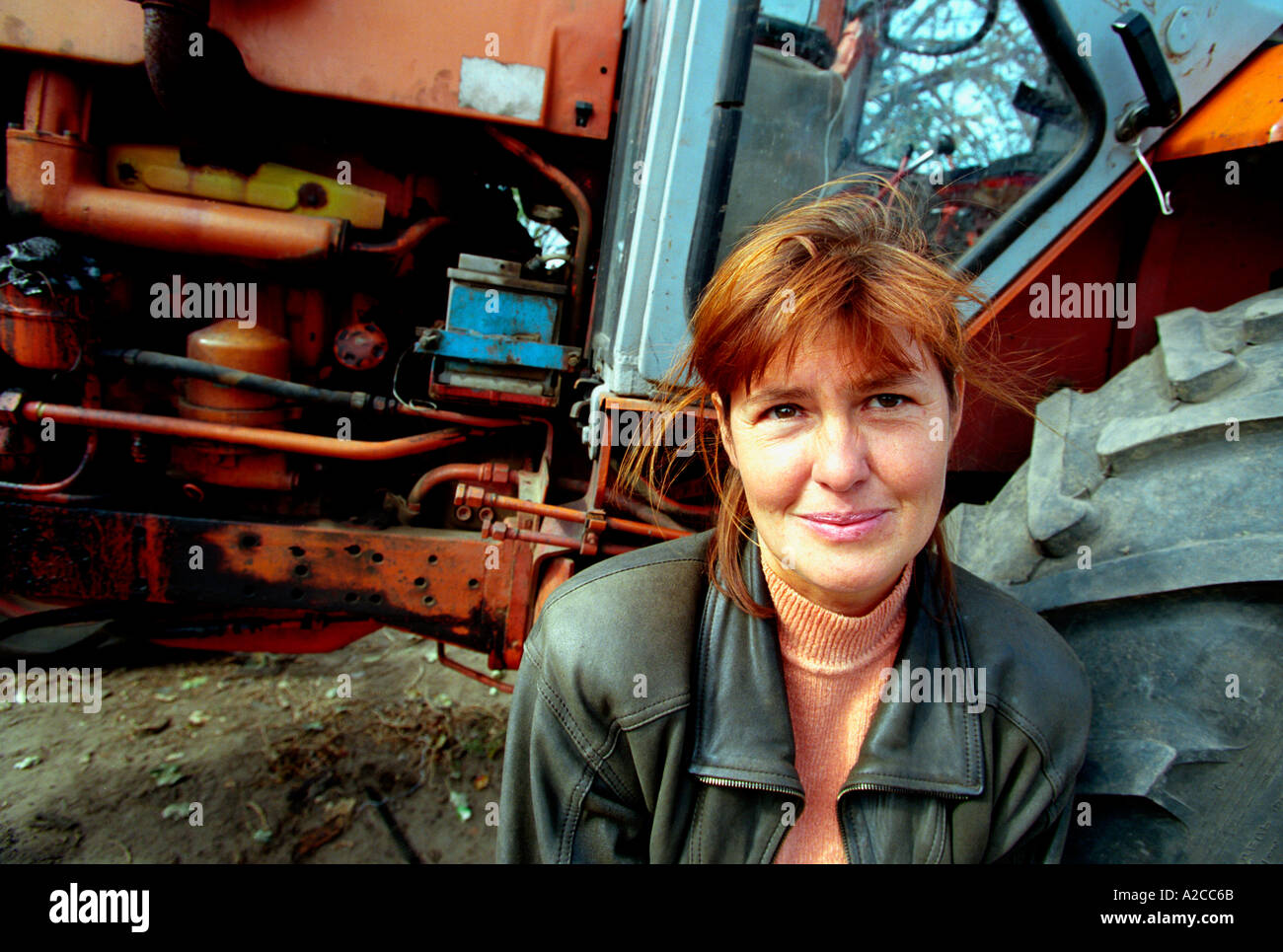 Frau vor Traktor Stockfoto