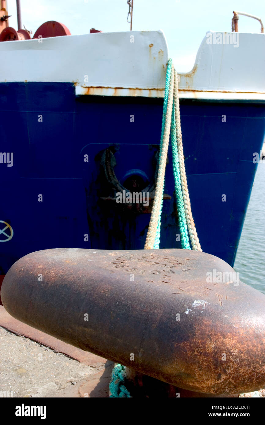 verrostete Liegeplatz und Boot im Hafen Stockfoto