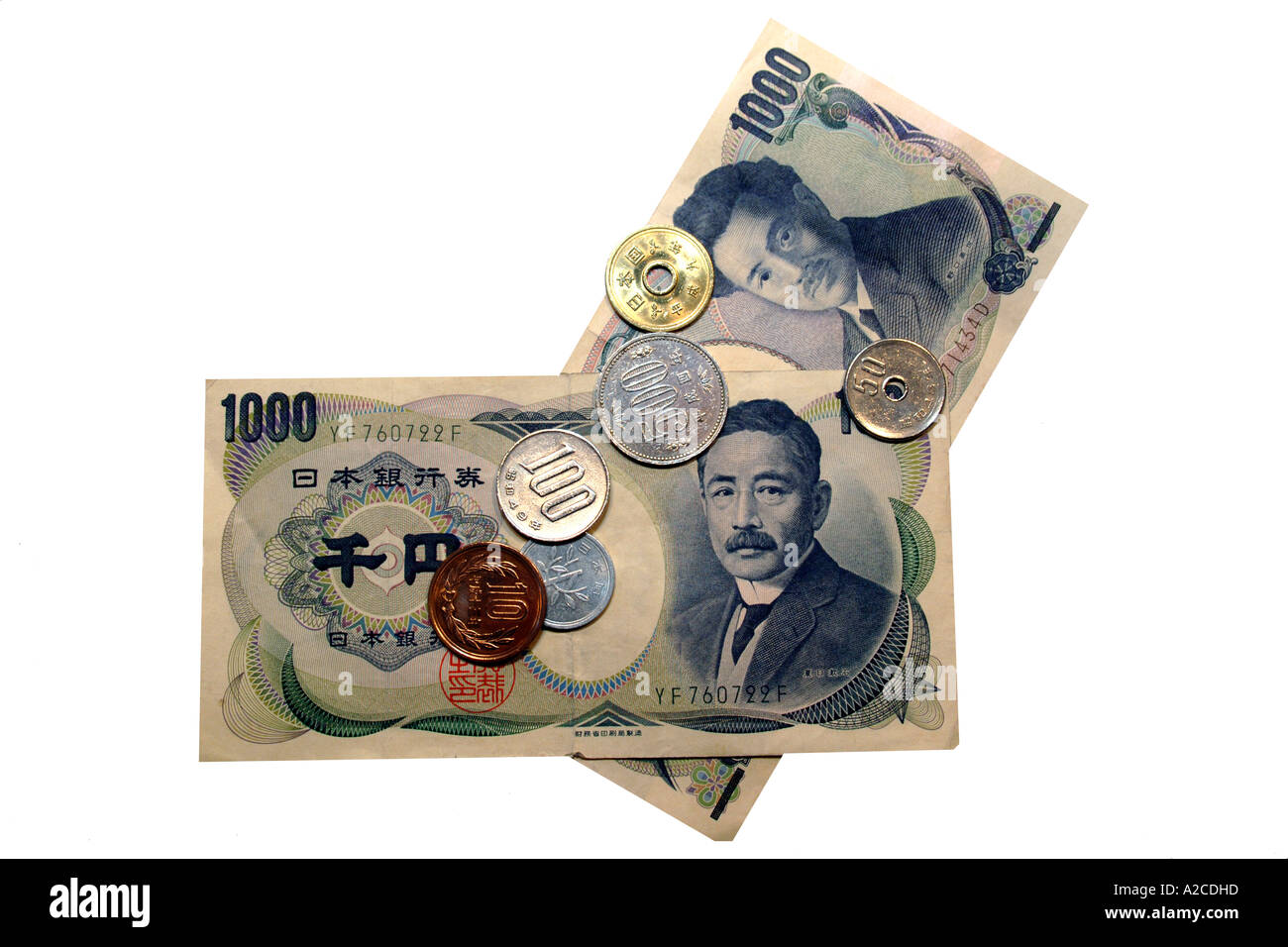 Japan 1000 Yen-Banknoten und-Münzen vor einem weißen Hintergrund. Stockfoto