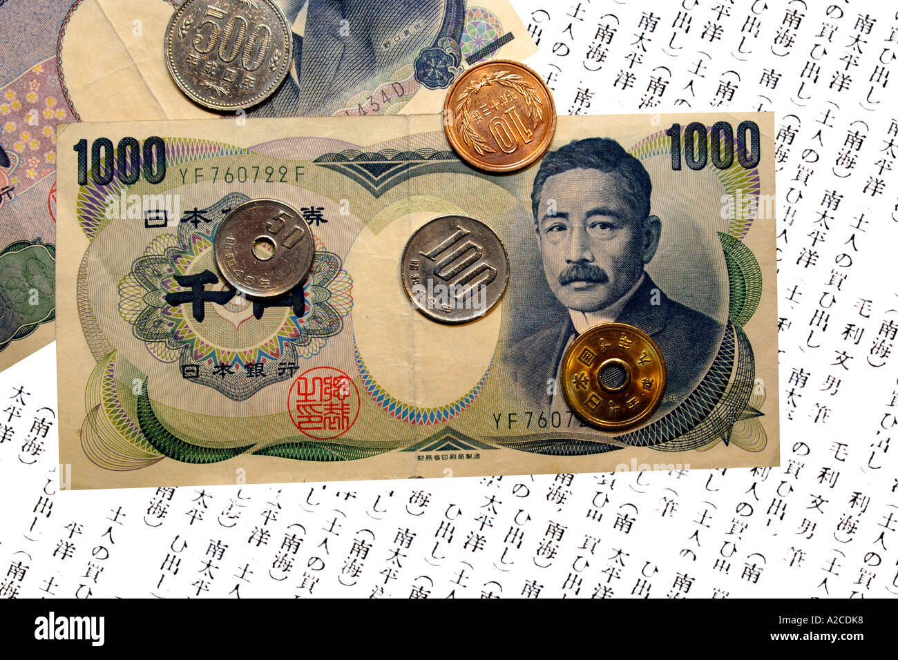 Japan 1000 Yen-Banknoten und-Münzen schriftliche im Hintergrund. Stockfoto