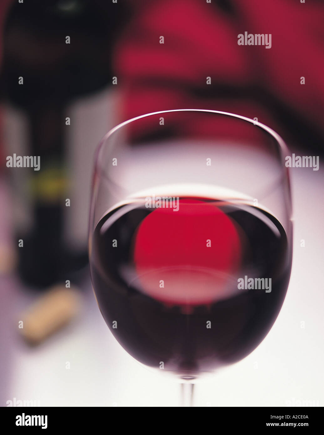 Nahaufnahme eines Glases Rotwein Stockfoto