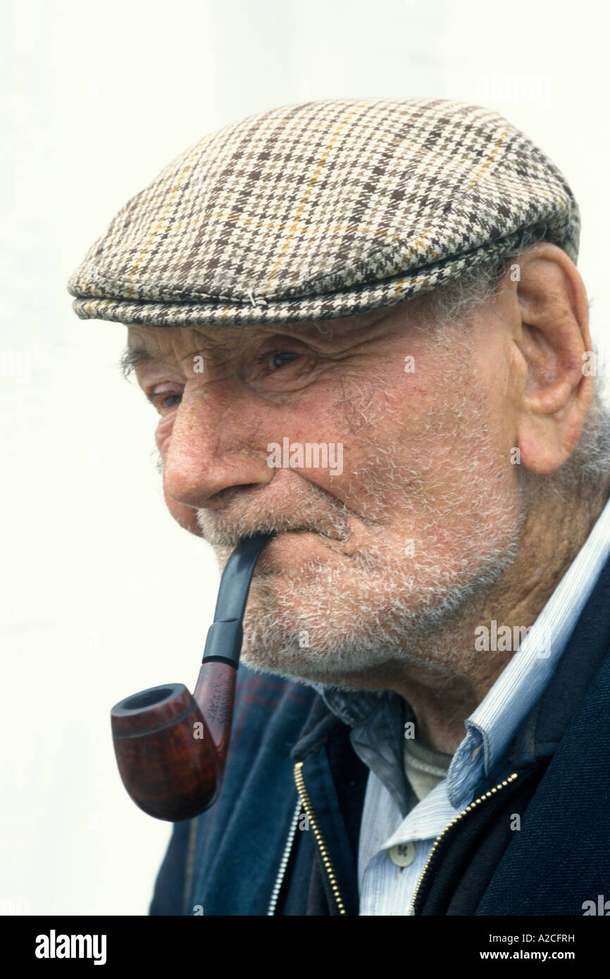 Portrait eines alten Iren seine Pfeife rauchen Stockfoto