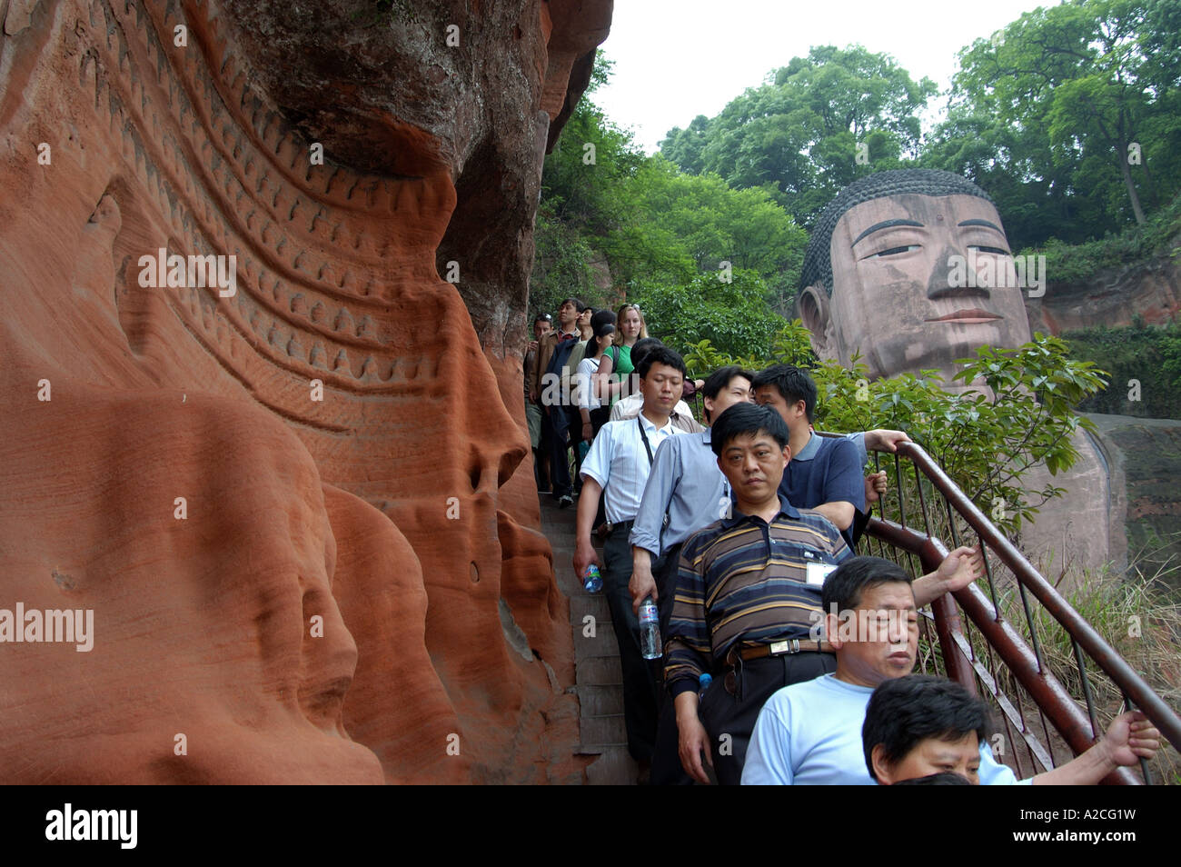 ▄bersicht der Besucher zu den Füßen des großen Buddha, Leshan, China Stockfoto