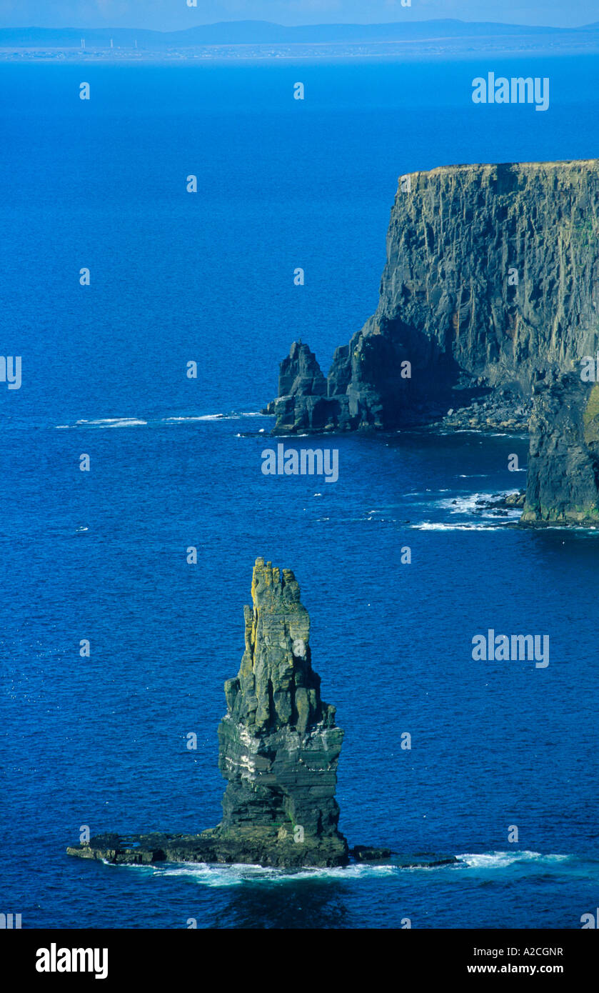 Insel-Turm der Felsen an den Cliffs of Moher im County Clare in Irland Stockfoto