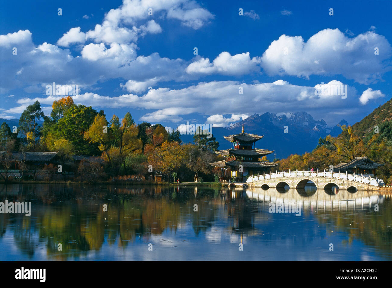 Black Dragon Pool Jade Dragon Snow Mountain Lijiang Provinz Yunnan China Stockfoto
