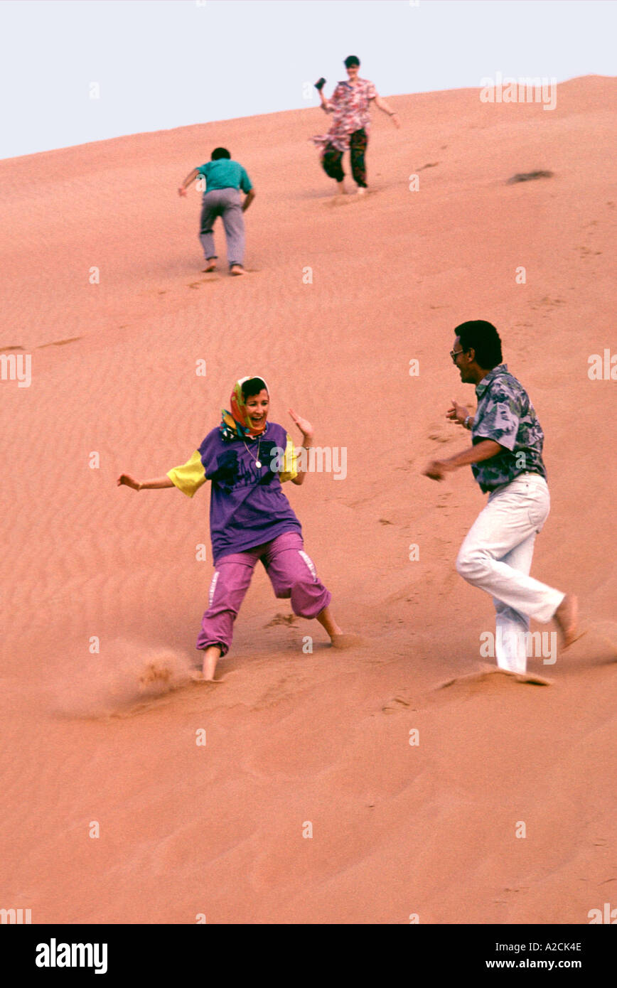 Oman. Wahiba Sands. Touristen besuchen die Wahiba Sands im Inneren. Klettern und Rutschen Sanddünen ist ein großer Spaß Stockfoto