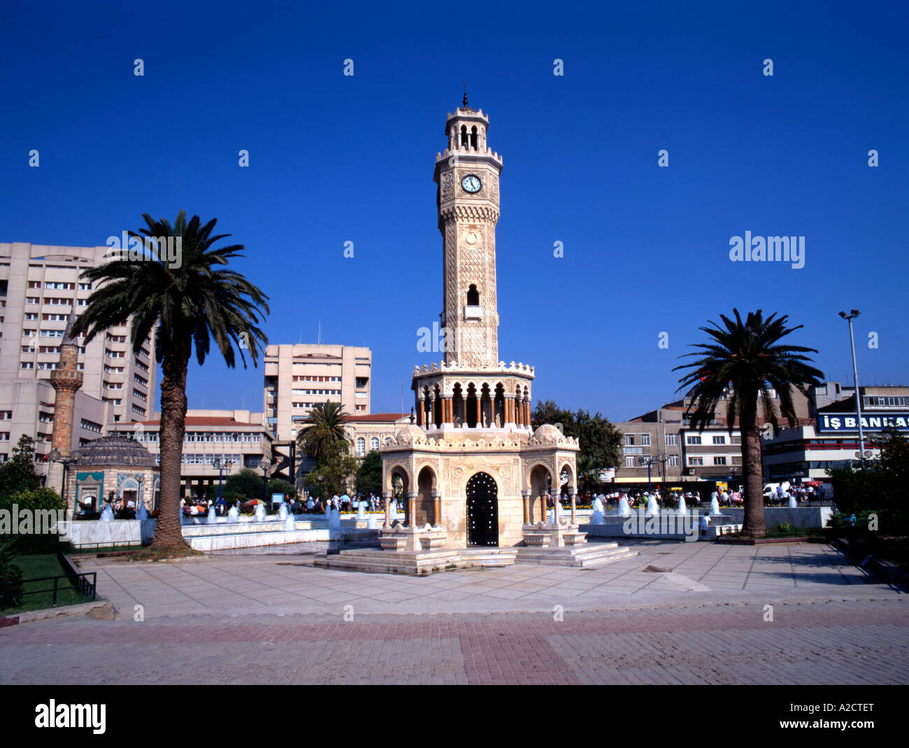 Die berühmten Saat Kulesi Uhrenturm stehend in Konak Square, Ismir Türkei Stockfoto