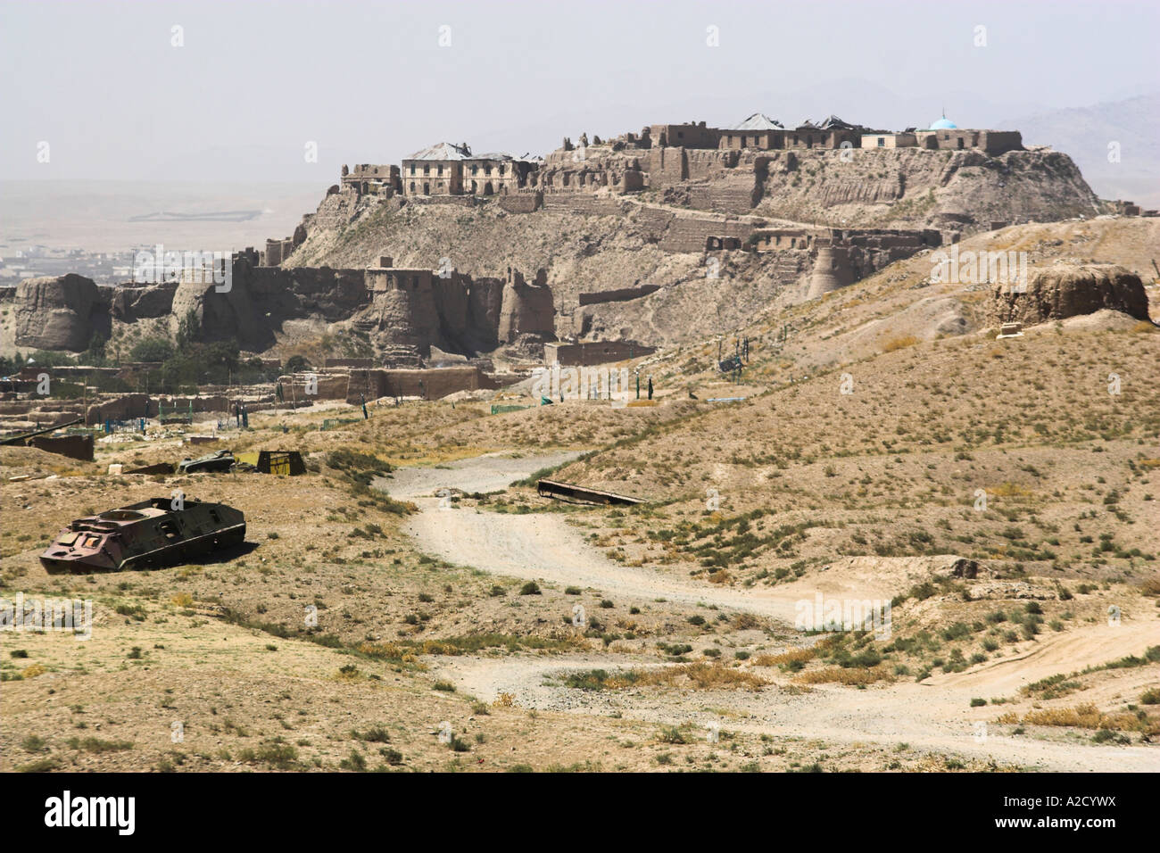 AFGHANISTAN Ghazni militärischen Friedhof mit alten Stadtmauern und die Zitadelle im Hintergrund Stockfoto