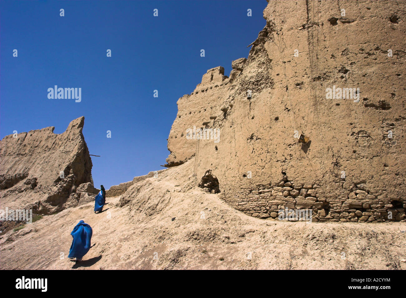 AFGHANISTAN Gazni Damen tragen Burqua gehen in der Nähe von alten Mauern der Zitadelle Stockfoto