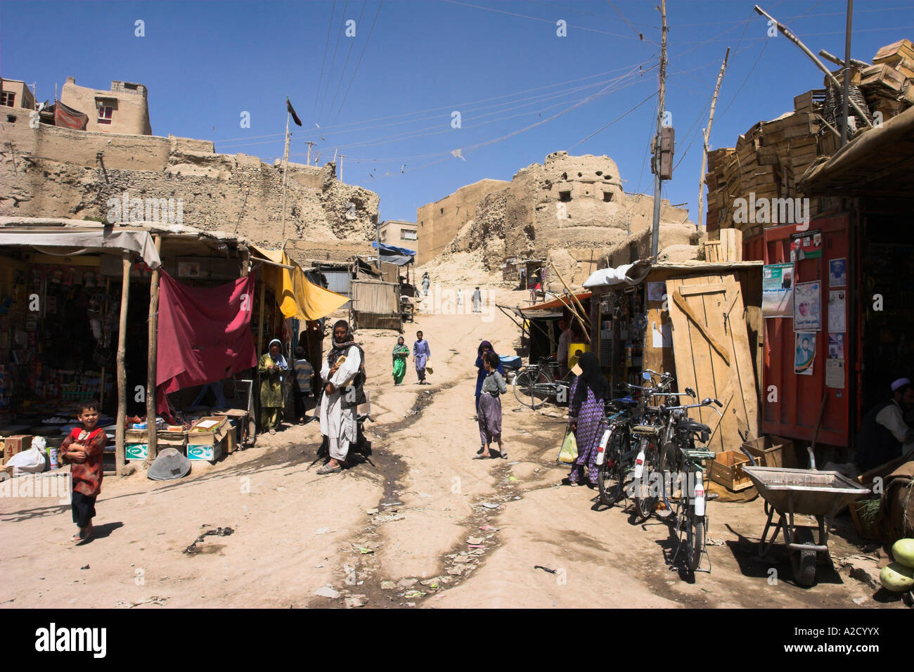 AFGHANISTAN Ghazni Straße zur alten Mauern der Zitadelle Stockfoto