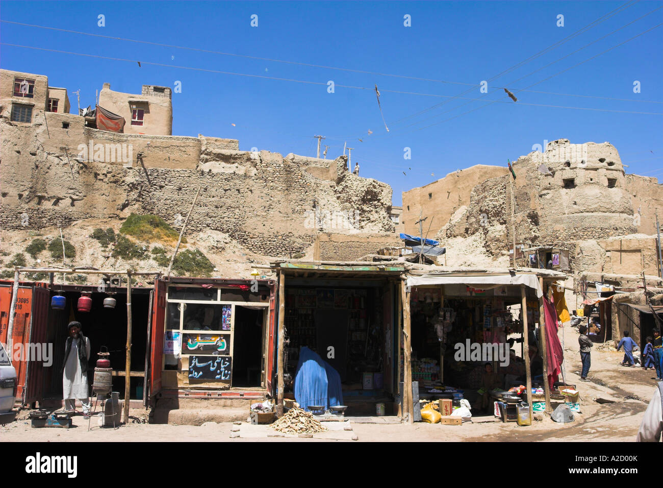 AFGHANISTAN Ghazni Geschäfte direkt vor der alten Mauern der Zitadelle Stockfoto