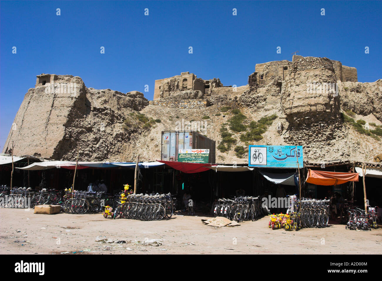 AFGHANISTAN Ghazni Velohändler infront von alten Mauern der Zitadelle Stockfoto